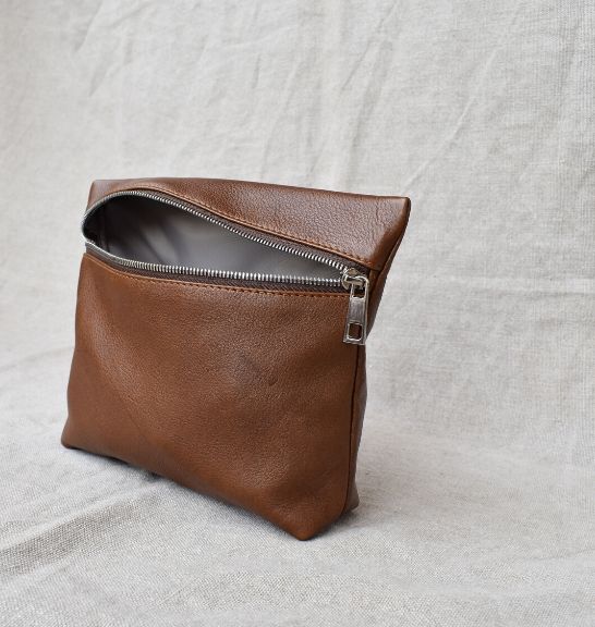 Medium Holdall Bag, made out of premium genuine leather. Proudly handcrafted by Journey Leather in South Africa.