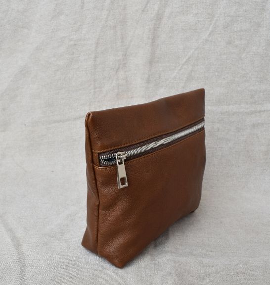 Medium Holdall Bag, made out of premium genuine leather. Proudly handcrafted by Journey Leather in South Africa.